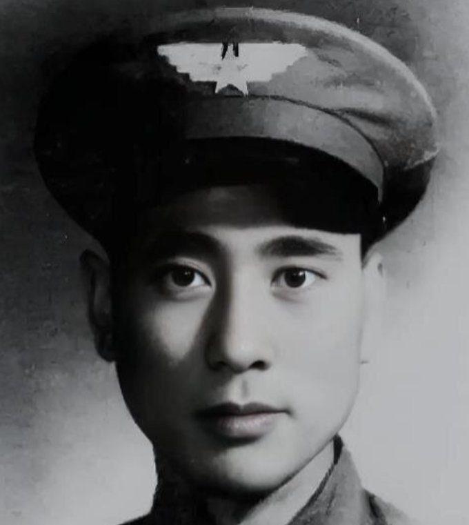 1949年2月，一架飞机在解放区坠落，当解放军赶到时，飞行员指着舱门说：“这里面