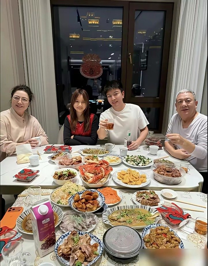 甜馨来到爷爷家，爷爷和奶奶如获至宝，赶忙为孙女接风洗尘，满眼都是对孙女的爱，这种爱是藏不住的。老一辈