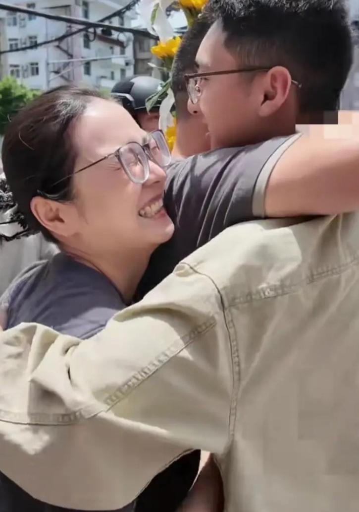 “泪目了！”2026年6月9日，弟弟从考场跑向哥哥嫂嫂，紧紧拥抱。嫂嫂轻声问：“