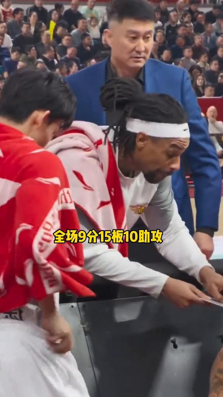 抢了杜锋的战术板，萨林杰指导真厉害。萨林杰指挥战术，全场9分15板10助攻。萨