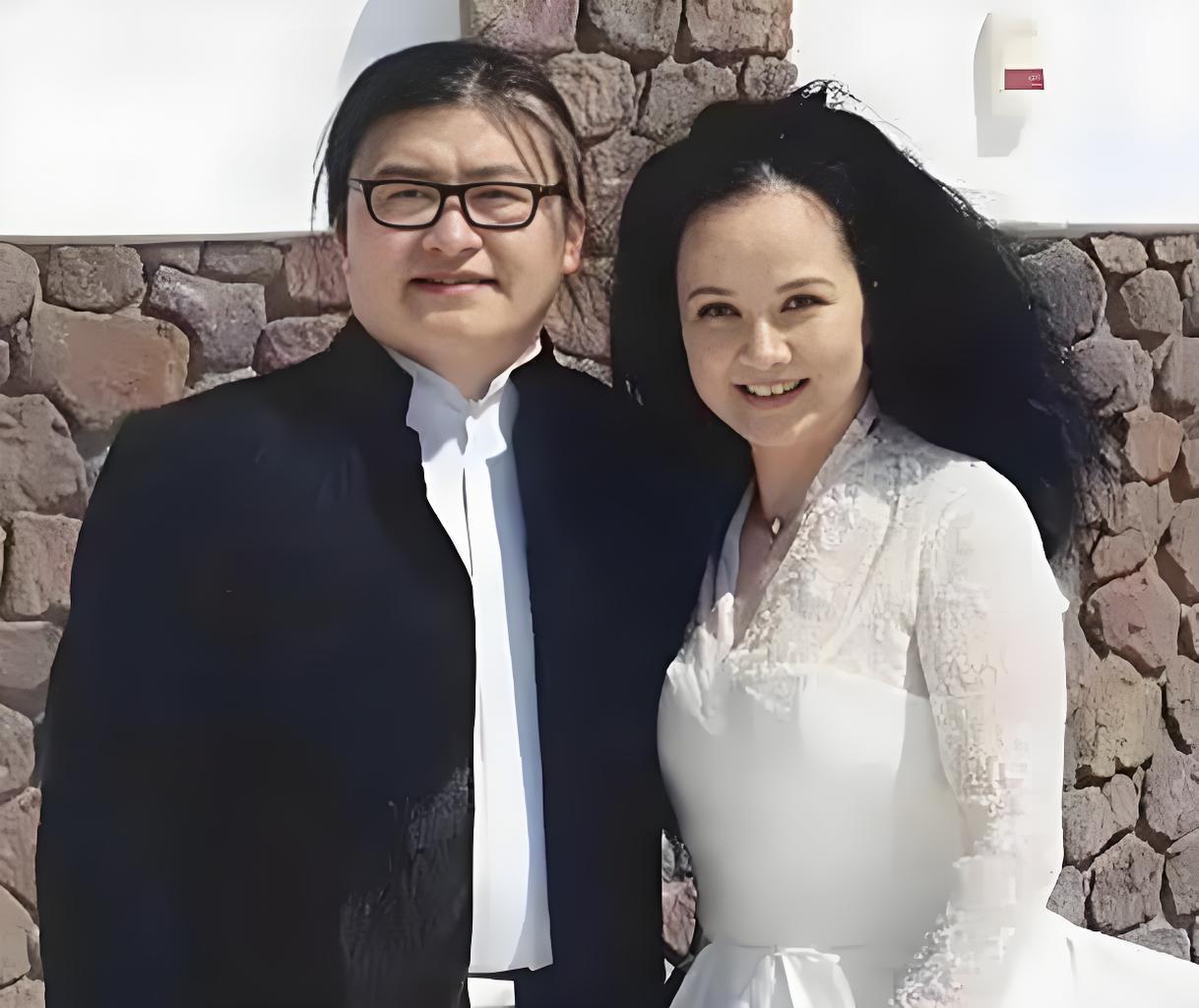 你能想象吗？一个站在万众瞩目的聚光灯下、唱出无数时代金曲的音乐人，竟然连“自己看