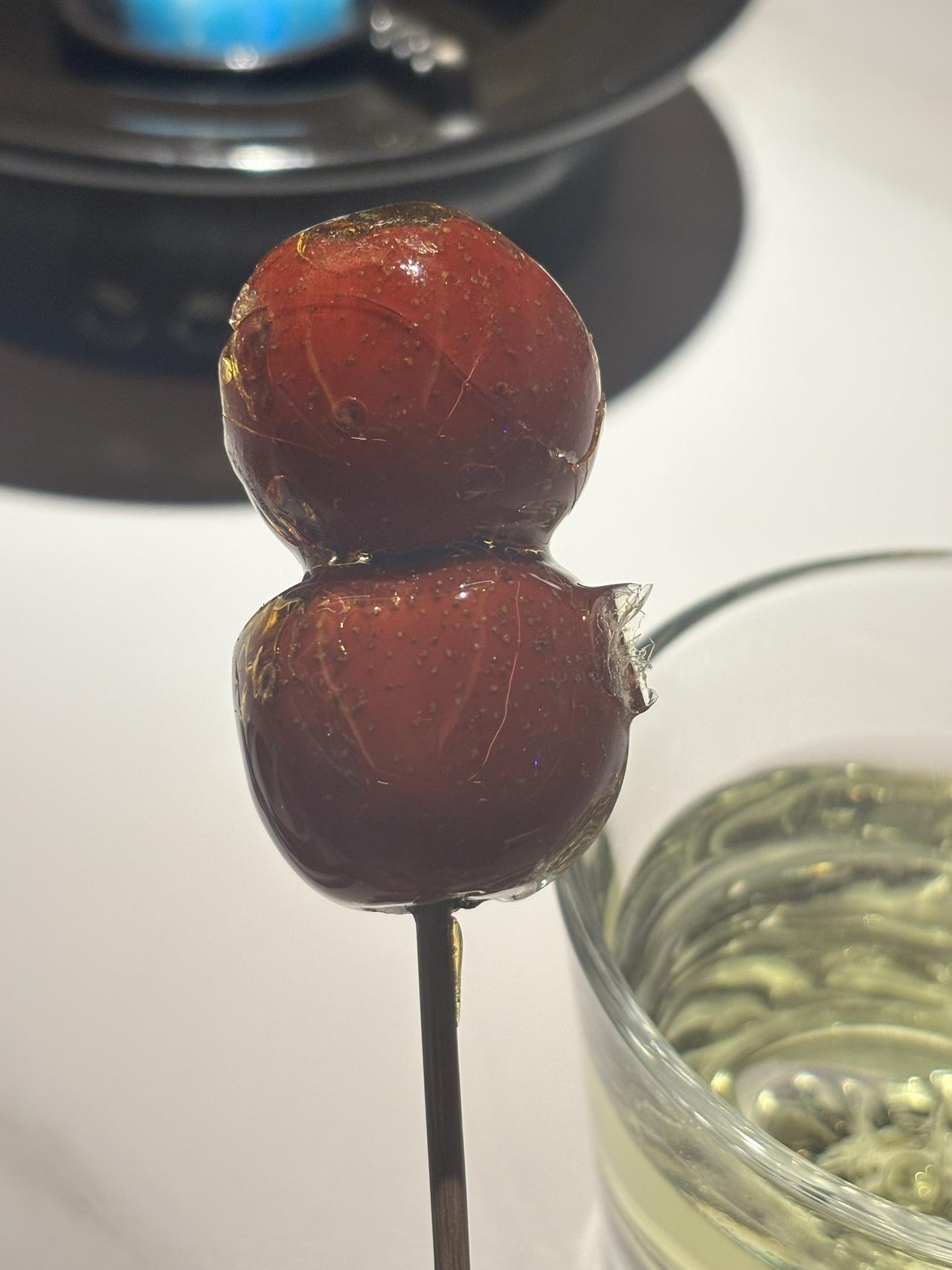 孩子其实跟大人一样，都是有两面性的。我有个朋友，他的孩子上初中，在学校里，老