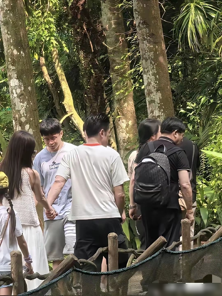 58岁郭富城爬山全程牵着方媛的手，还惦记着给媳妇递纸巾擦汗。同行的老丈人跟在后面，画面看着比女婿还年