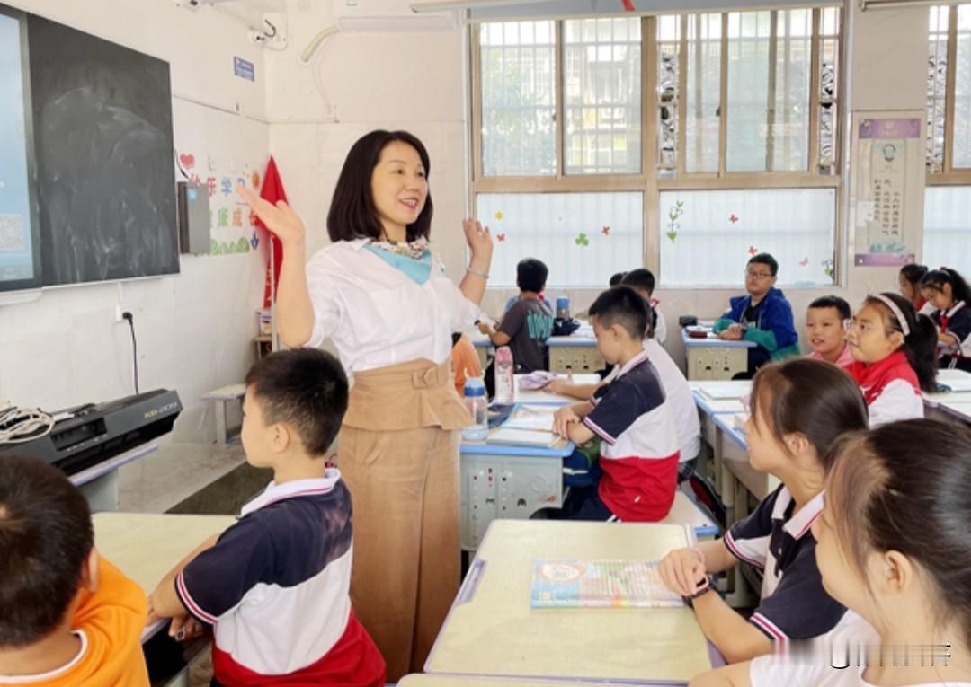 请问：公办学校的合同制老师必须都得持证上岗吗？答案：公办学校的合同制老师原则