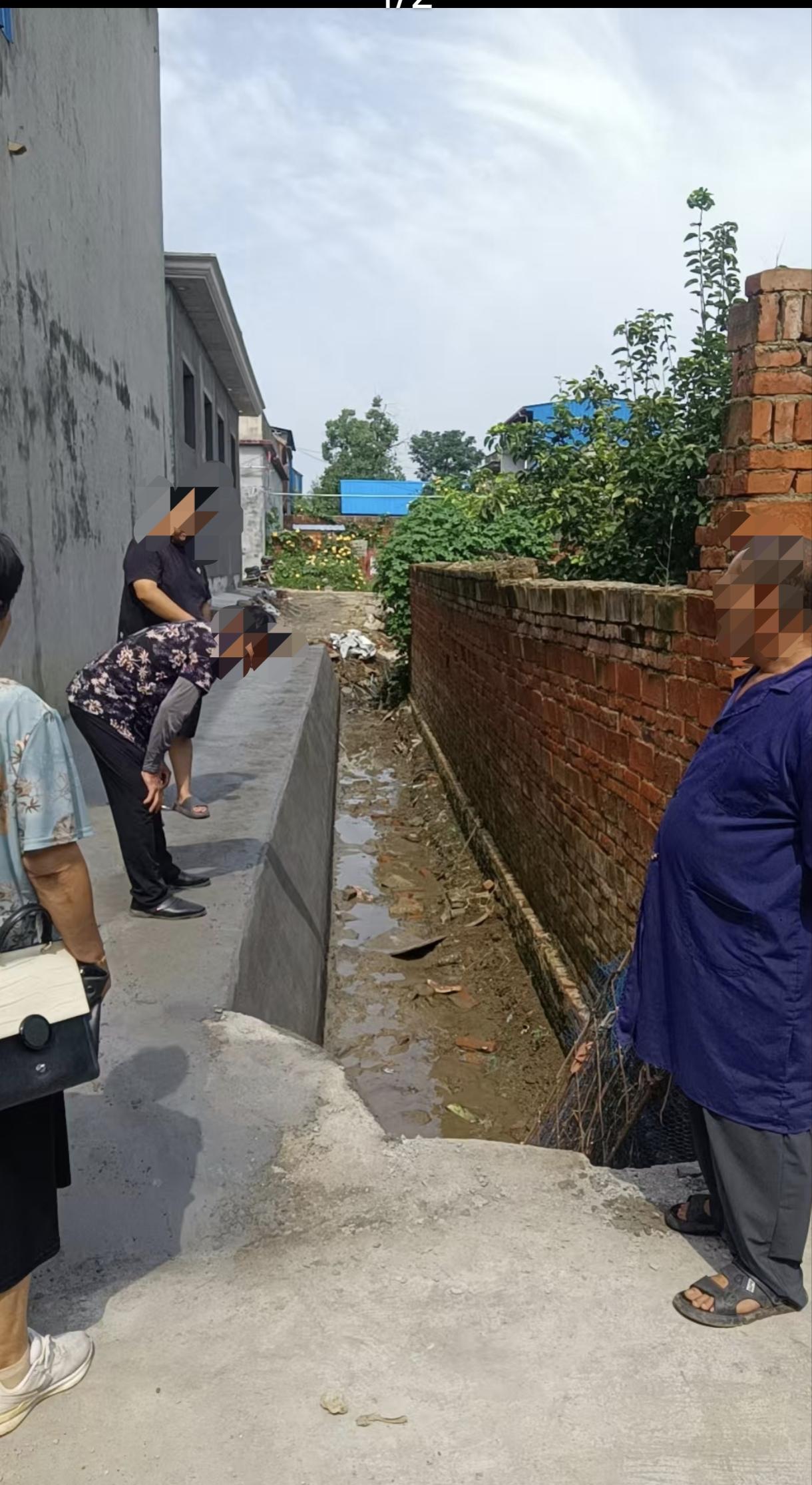 建房子是为了住的，不是为了互相呕气的！没钱有力就解决啦:填土，比他高。抬头不见低