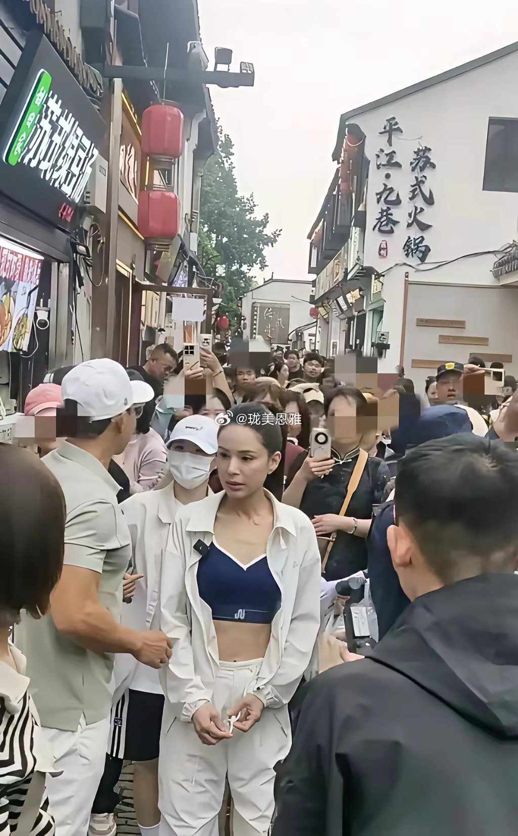 李若彤这穿搭，实属不理解把外套拉链给拉起来有这么难？快60岁的人了