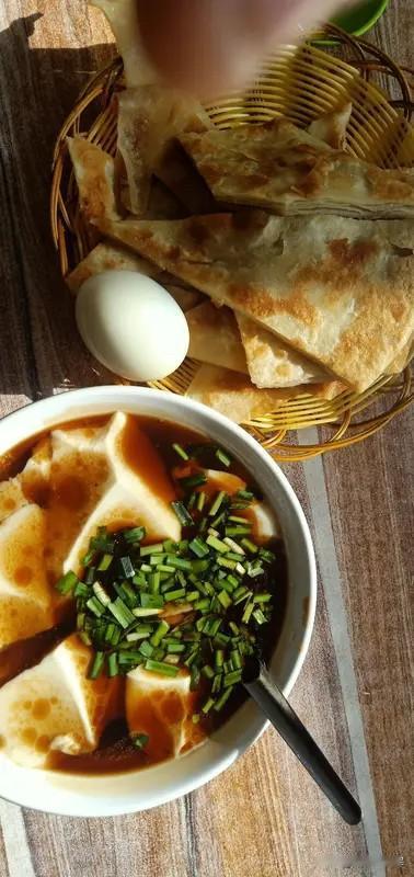 老豆腐和豆腐脑是一个吗?不是同一种！老豆腐≠豆腐脑，在沈阳早餐里是完全两种口