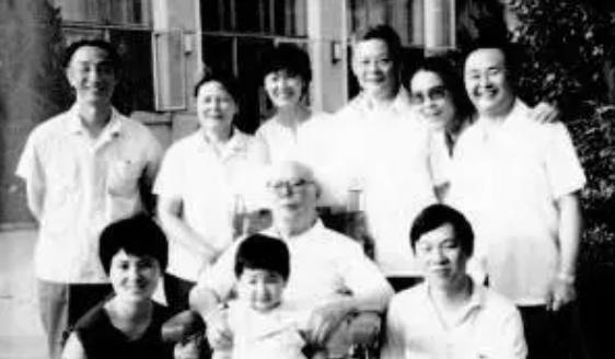 1971年周恩来说叶向真还被关着，毛泽东疑问：她只是个孩子，为什么还要关着她？