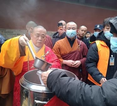 这是少林寺前方丈释永信在去年的腊八节亲自给前往少林寺的信众送腊八粥。每年每到腊八
