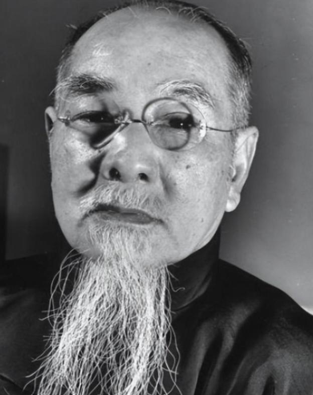 1936年，蒋介石西安脱险后，在南京下飞机，何应钦第一个上去迎接，谁知蒋介石却