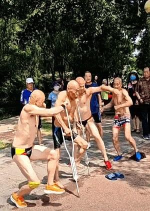 四十岁拼命攒人脉，六十岁才懂拼命半生才看透，争来争去争不过命。最近看到几