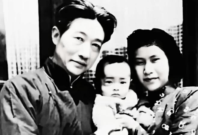 1951年，徐静斐去探望生病的父亲徐悲鸿，看到28岁的继母廖静文正在吃窝头和咸菜