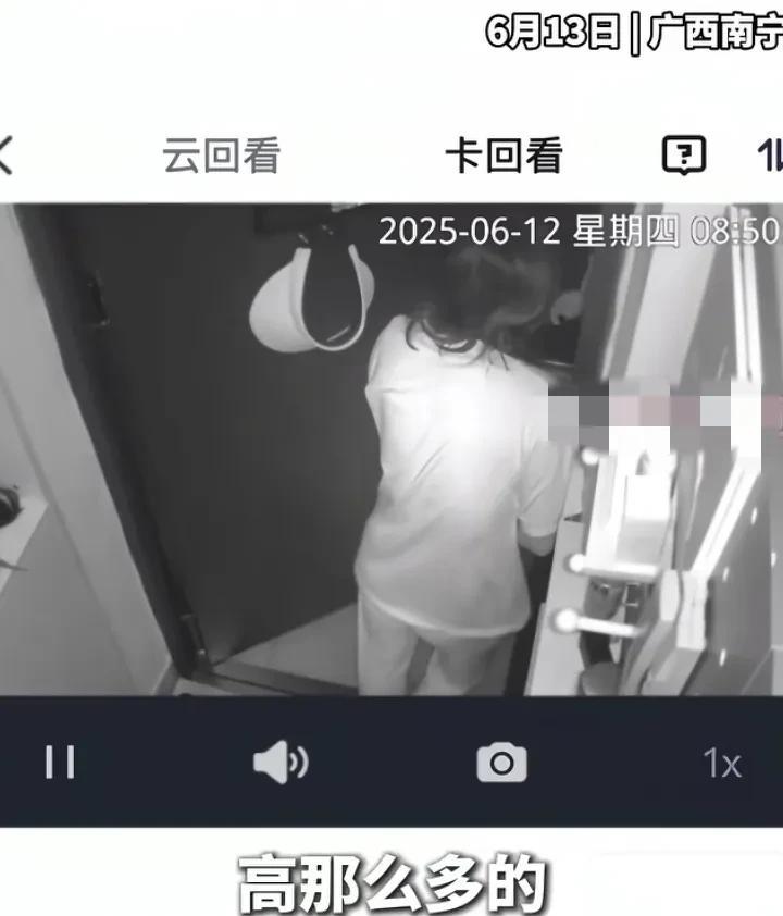 6月12日，广西南宁黄女士被邻居敲响房门，邻居说：“你的门不能比我们大家高那么多