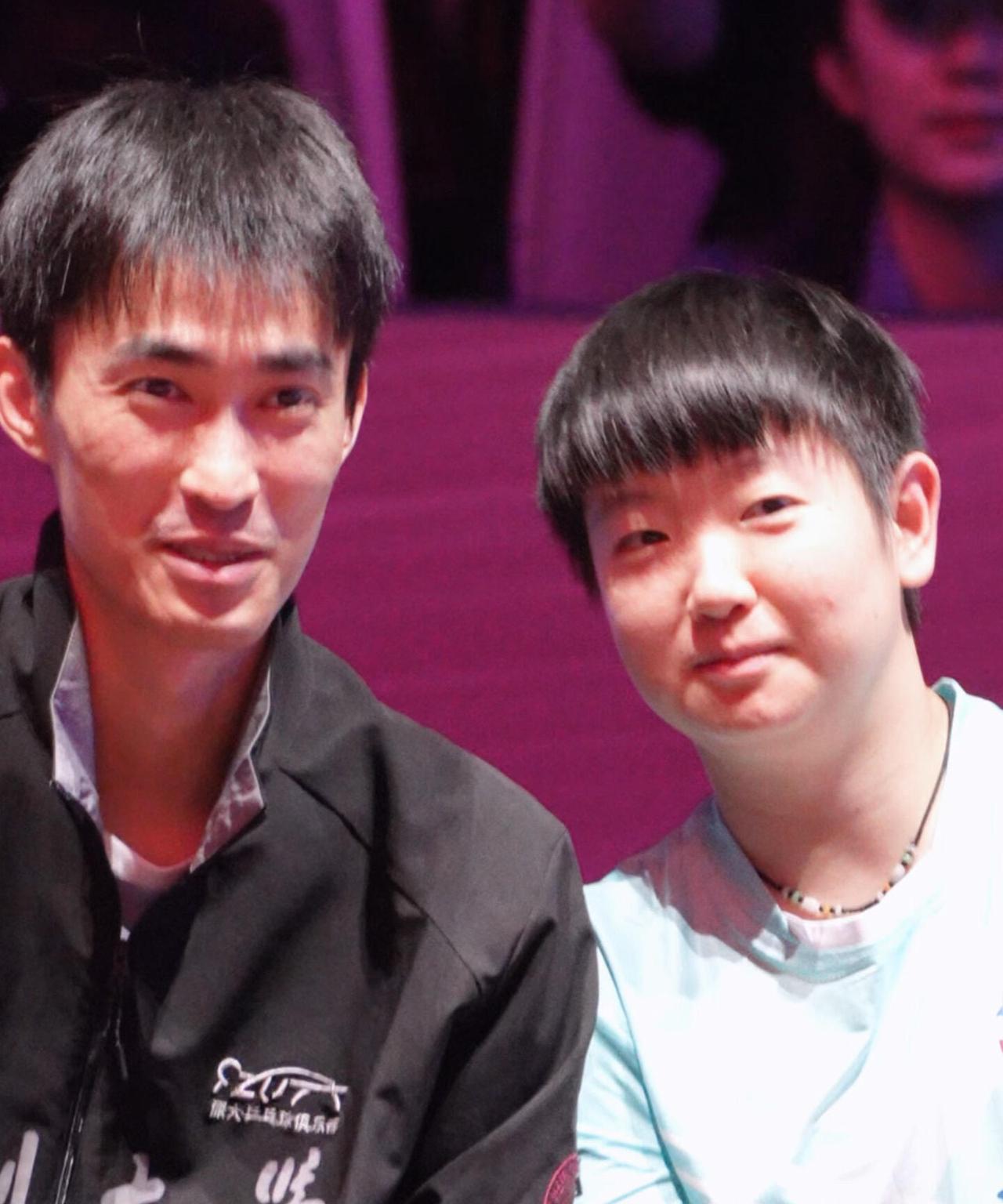 莎莎根本没有变，一直如此，榜样和偶像太年轻了，24岁的年纪，18岁的面容！旁边