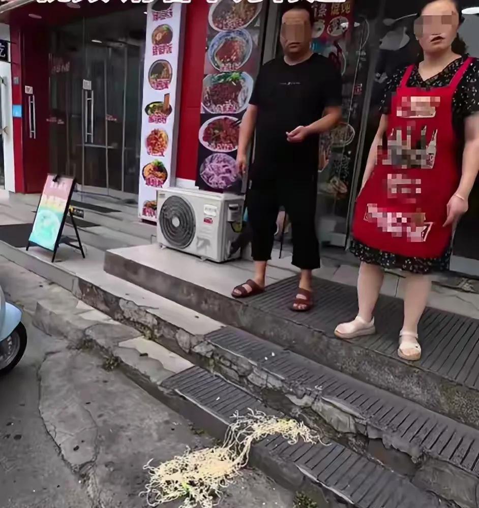 江苏面馆老板拒收硬币后续：老板娘很凶，还把面泼客人身上，视频曝光，客人已报警