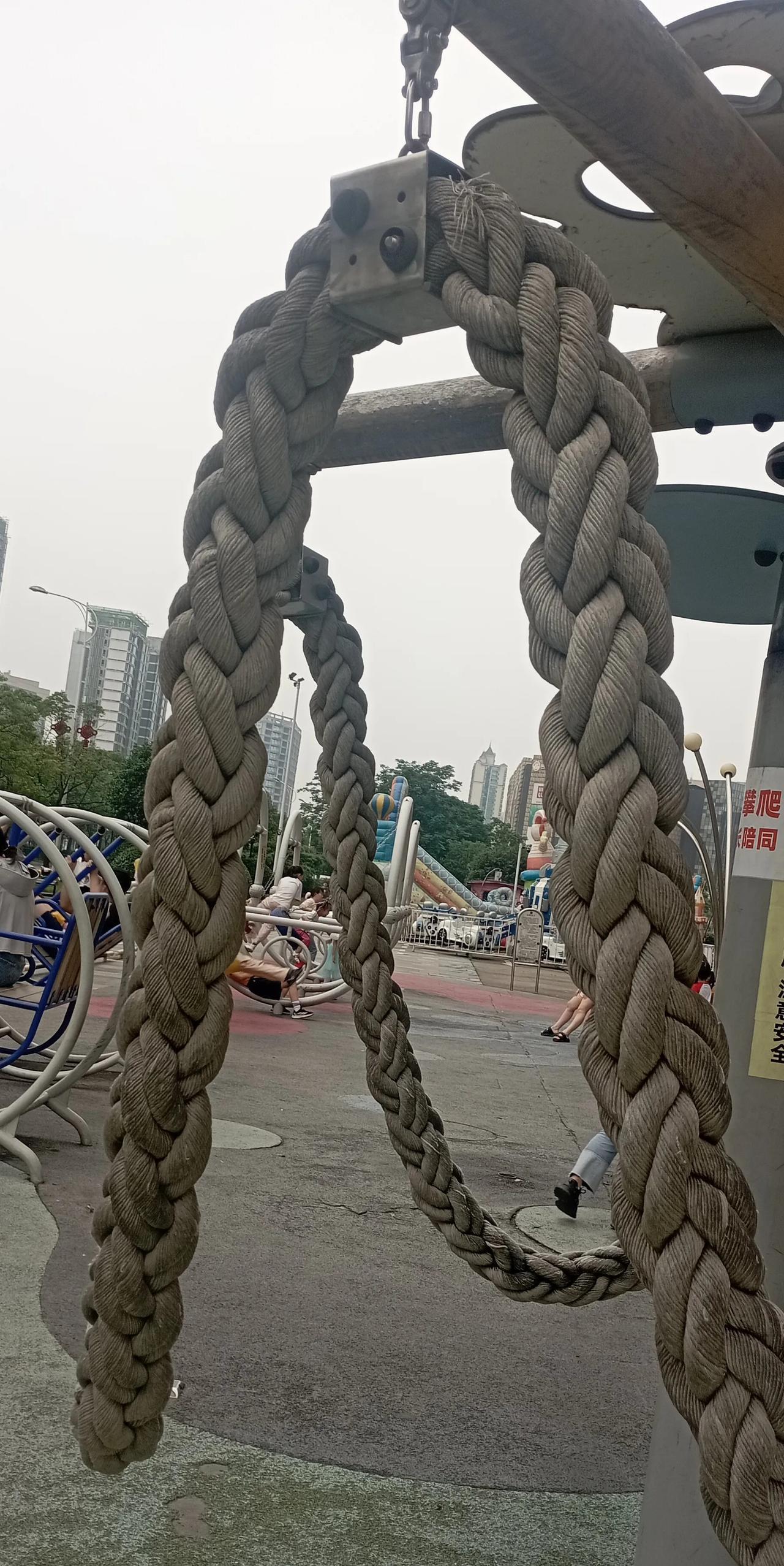 这么粗的绳子你见过吗？坐个成年人是错错有余！