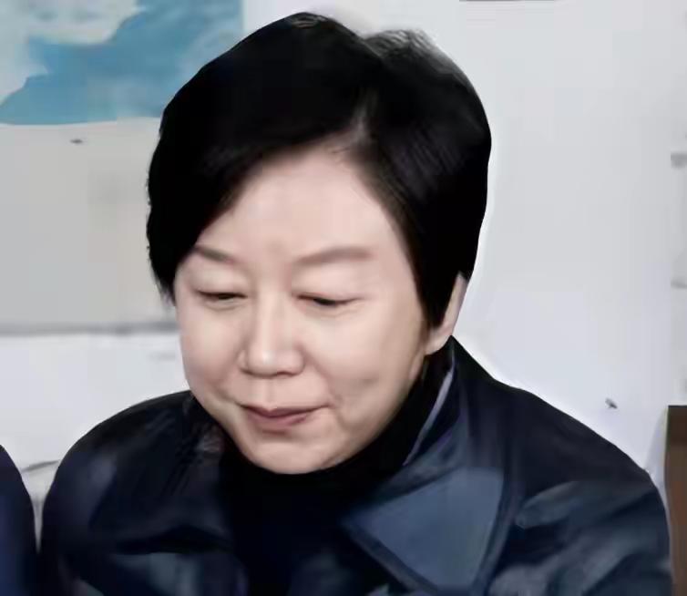 许家印进去了，前妻却搂着小鲜肉住18亿豪宅，这世道真讽刺。今天上午刚判的，6