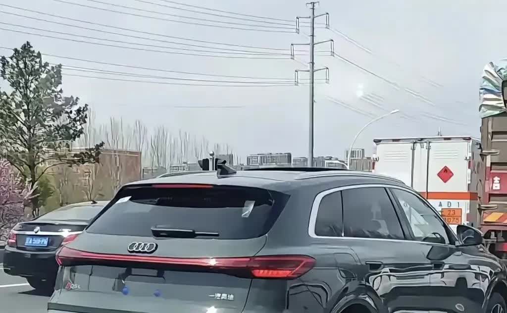 说实话奥迪这几年的suv不知道是怎么了一年不如一年，毫无设计感可言，以至于在路上