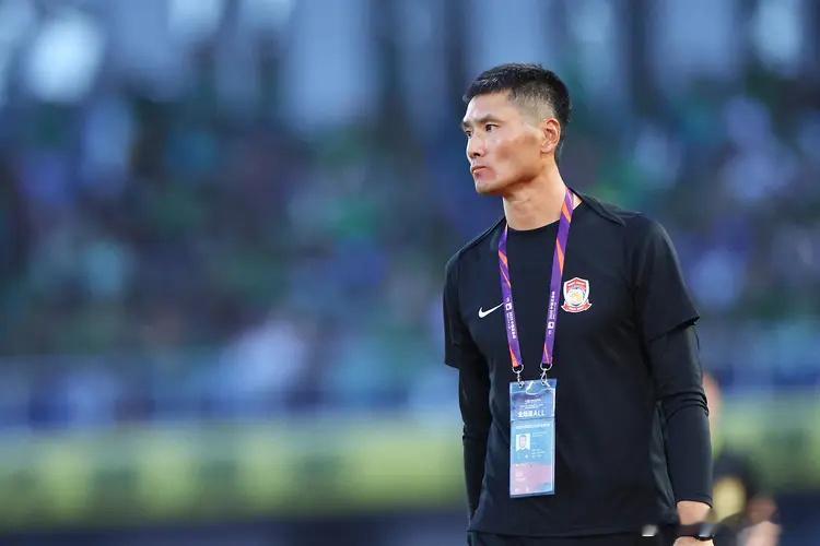 足球报：邵佳一确认当选中国国家队新任主帅北京时间11月5日，《足球》报媒体人李璇