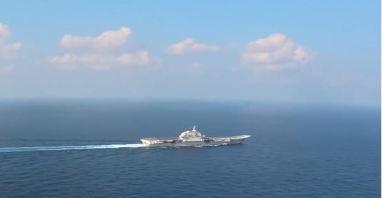 日本舰机抵近辽宁舰闹事，中方这次一点也没惯着。辽宁舰回到青岛，甲板的轮胎印还