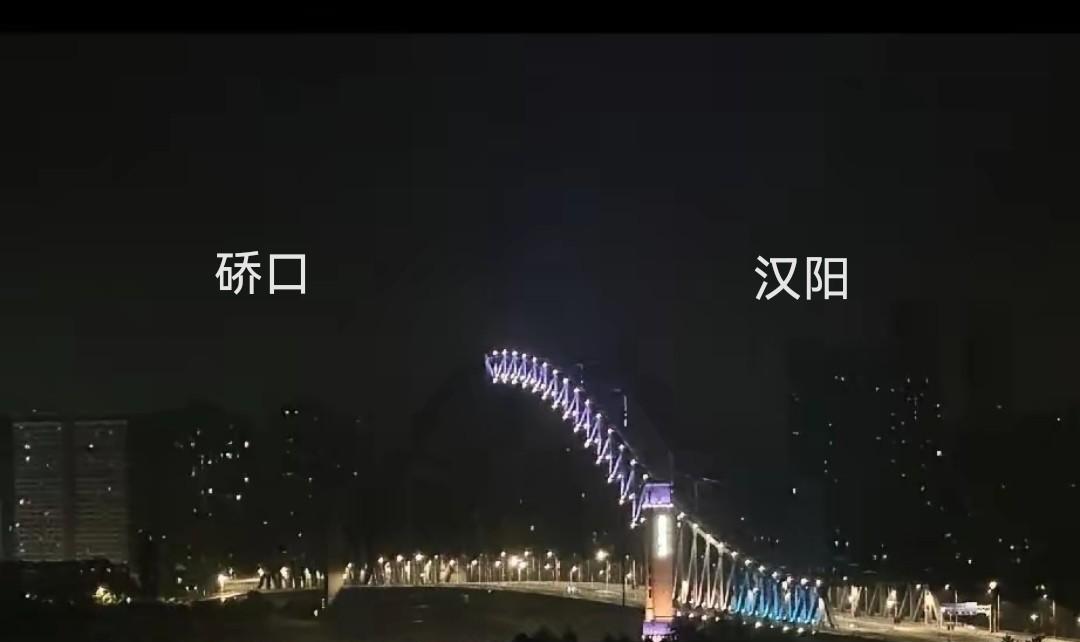 因分属汉阳硚口汉江湾桥竟然一半亮一半暗！真是笑死个人！晚上汉江湾桥上的灯光靠汉