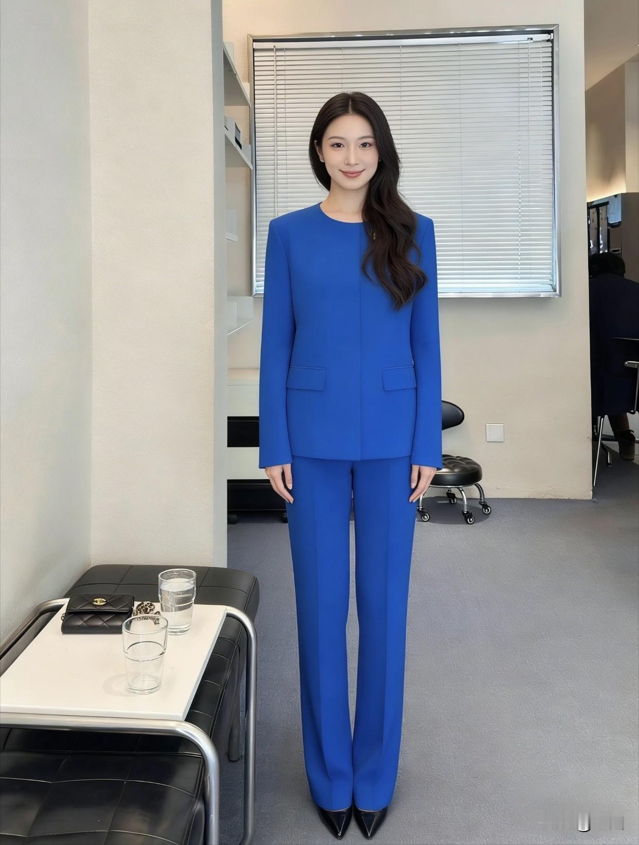 女人怎么样穿职业装才最耐看优雅蓝裙，职业通勤，都市白领的时尚日常