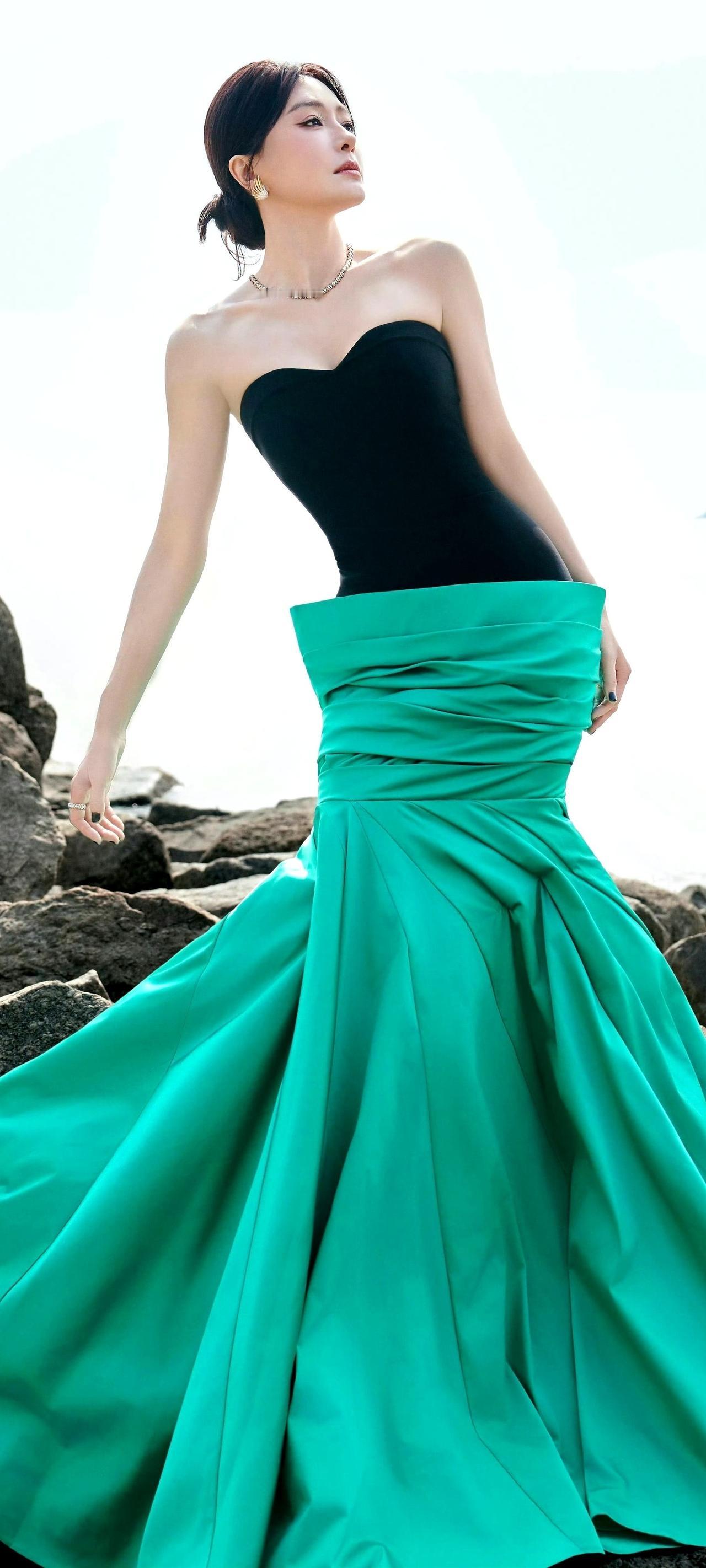 40+秦岚美到失语！海边黑绿撞色礼服+礁石背景，冻龄氛围感直接封神✨秦岚秦岚身