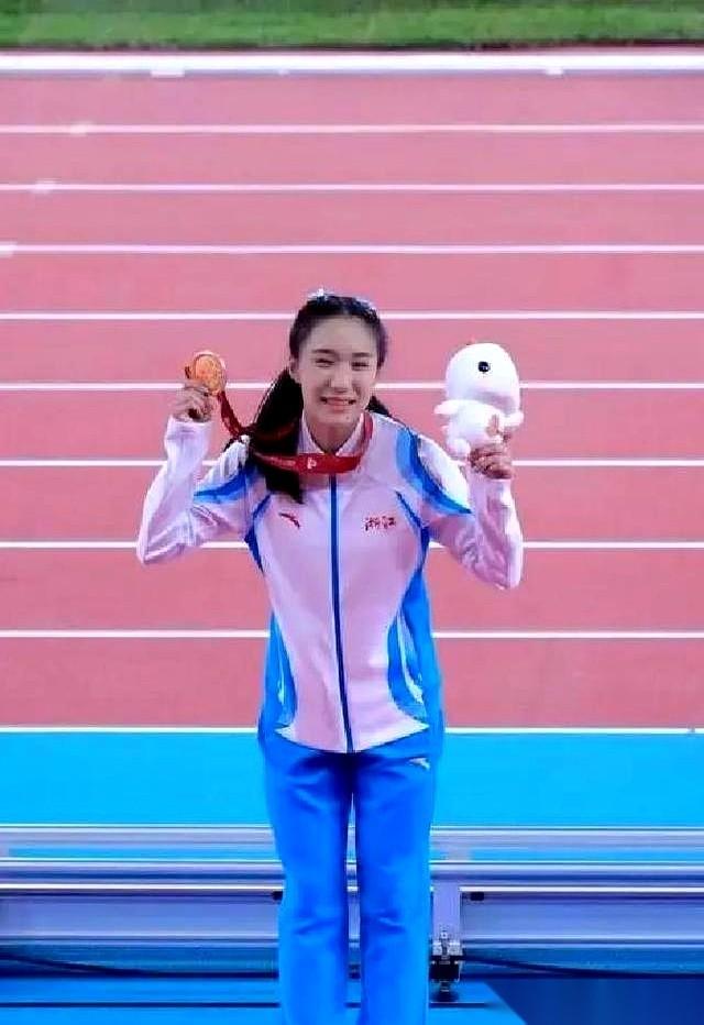 17岁的陈妤颉拿着亚运会的三金一银，刚在女子100米跑出了11秒06。挂着这堆