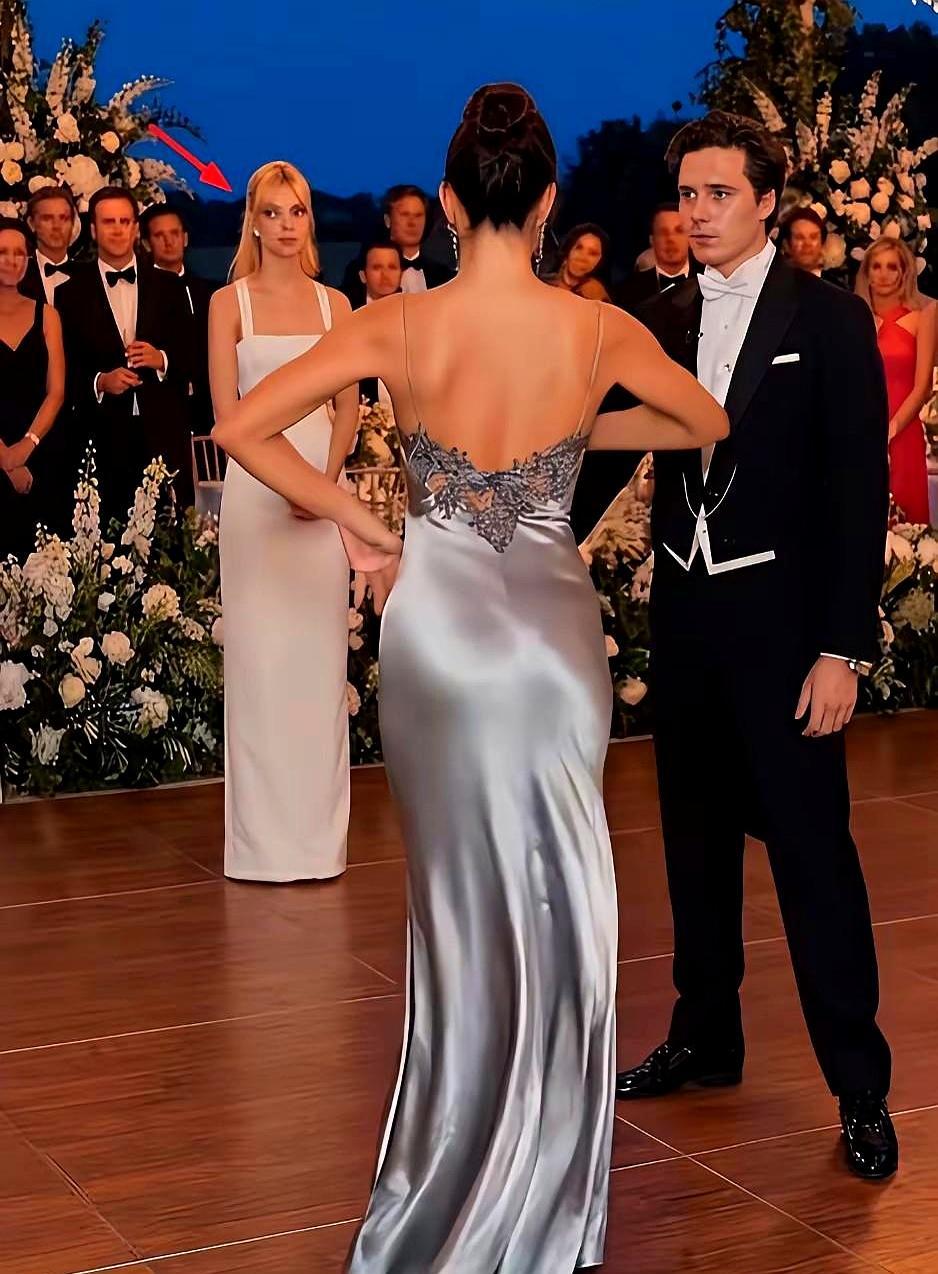 2022年那场号称“世纪婚礼”的排面，新娘还没哭，婆婆先把自己穿成镁光灯。维多利