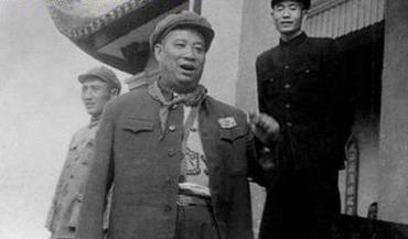 1942年10月，延安城内一间简陋的洞房里，刚刚举行完婚礼的贺炳炎将军一言不发地