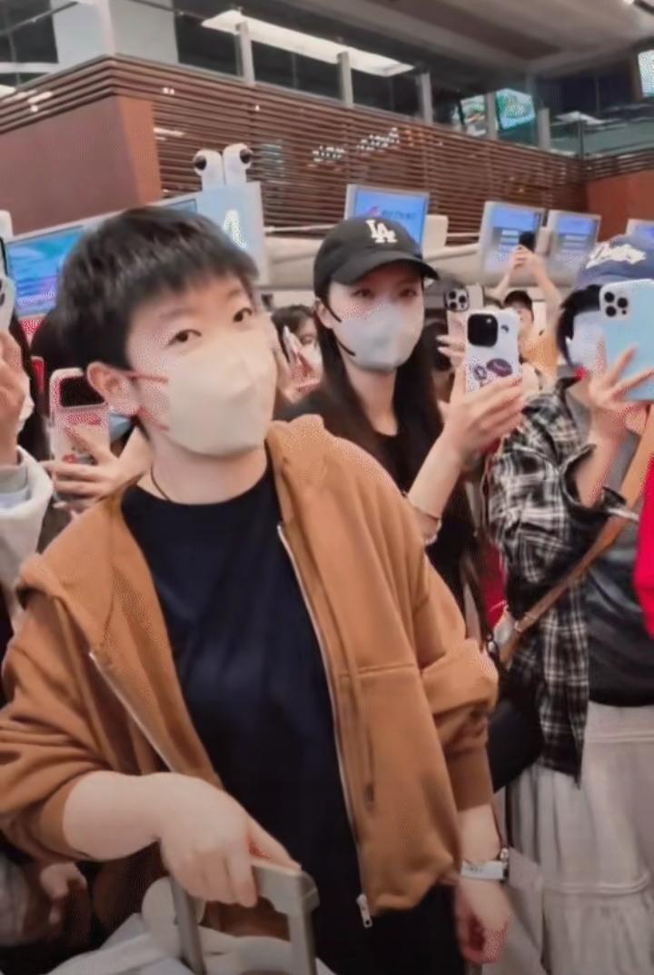 孙颖莎今天心情非常好，整个人甜到发光！被那么多镜头围着她拍摄，她丝毫都没有不耐烦