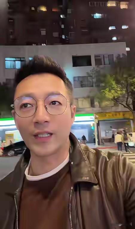 2月18日，汪小菲在湾湾直播，开心地透露汪大爷将来台北了，他没提到母亲张兰也要去