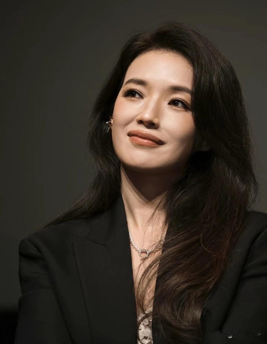 舒淇的美是原生骨相+矛盾气质+岁月沉淀的独特组合，几乎无法复刻。1. 长相