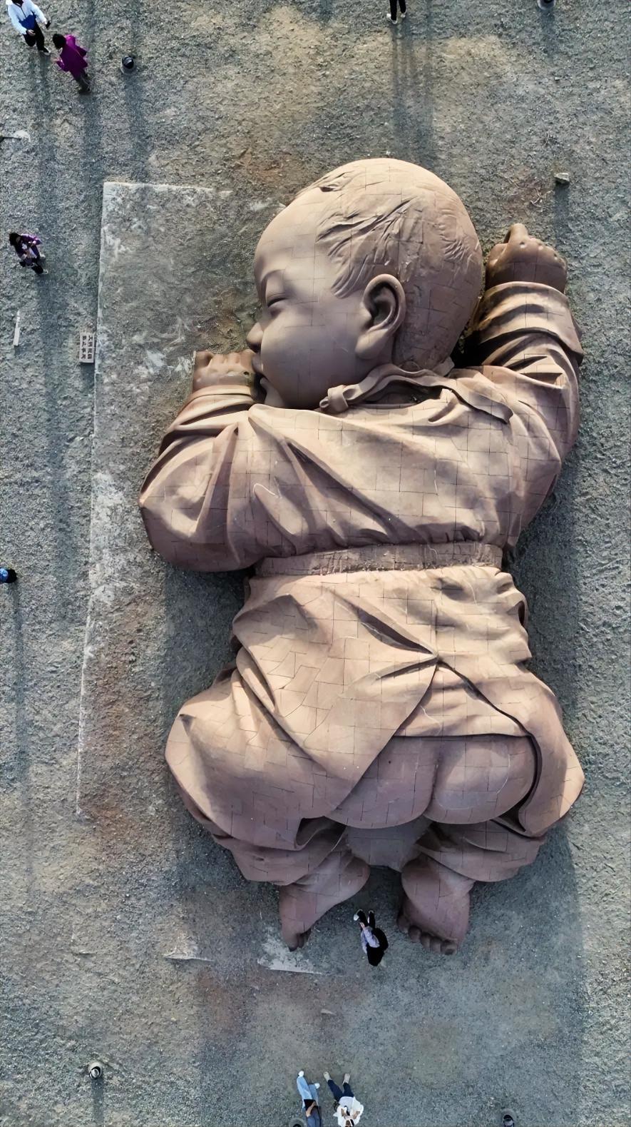 瓜州那个趴在地上的大胖小子，以前只觉得壮观，现在细想觉得有点“吓人”。几百万