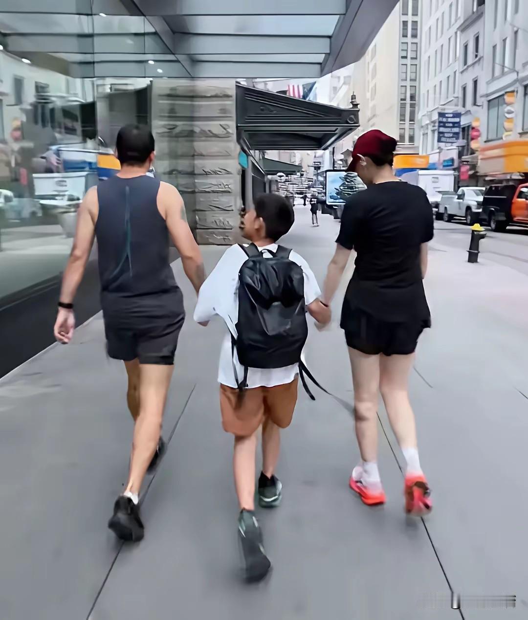 梅婷丈夫的纹身还挺特别的，看着像一团乱麻，实际上应该是一个龙头的图案。也有的人说