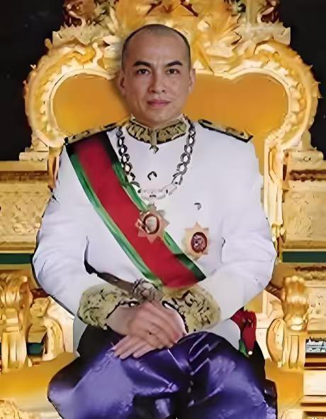 西哈莫尼在柬埔寨基本就是“吉祥物”，地位和权势，甚至还不如日本的那个天皇。因为在