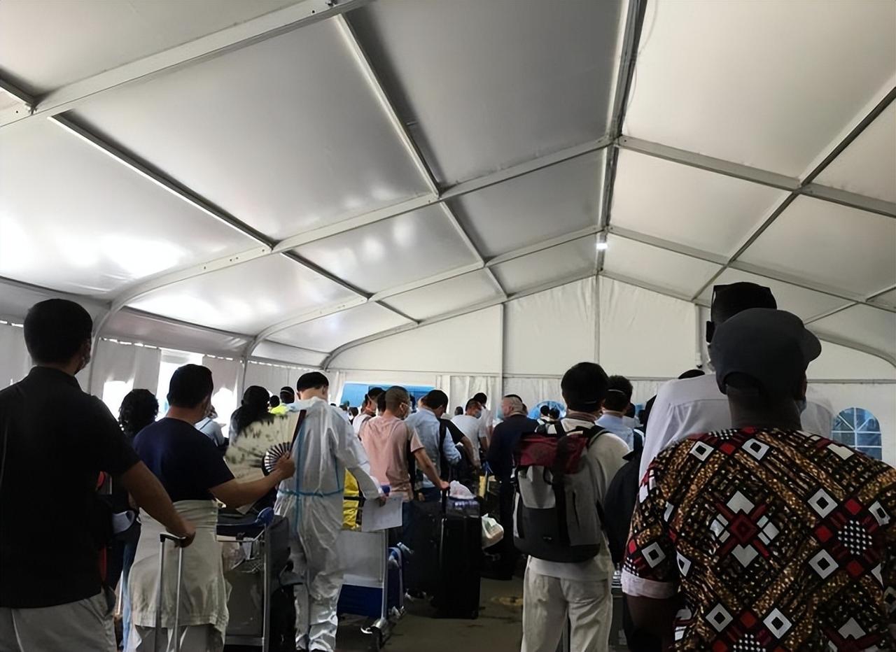 现场抓包，一纸旅行证彻底凉凉。8月12日，三名台商及家属拿着台湾旅行证件飞抵乌干