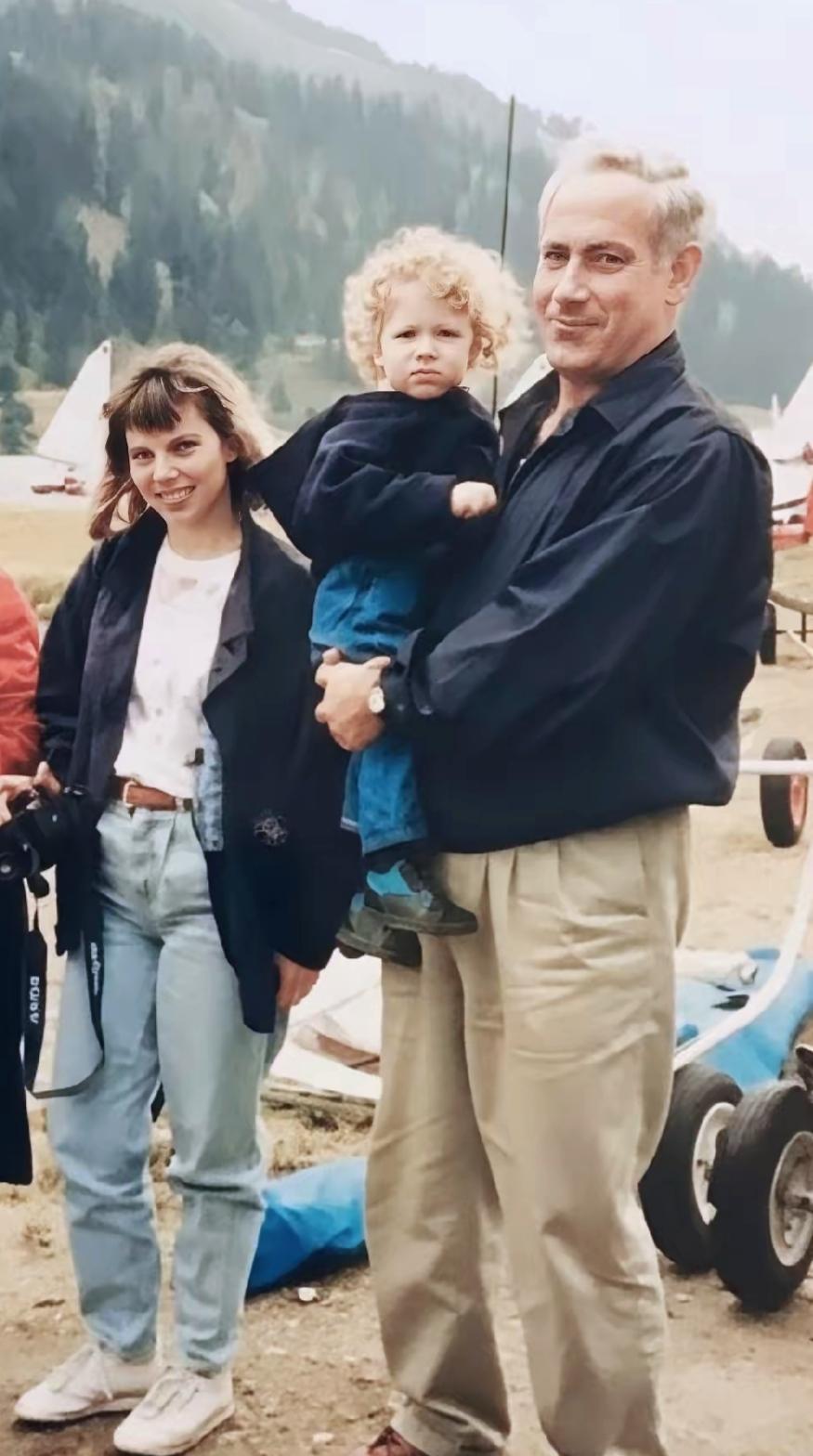 内塔尼亚胡的妻子年轻时挺好看的，小巧玲珑，眉目俊俏。只是她老年之后身体发福，眉毛