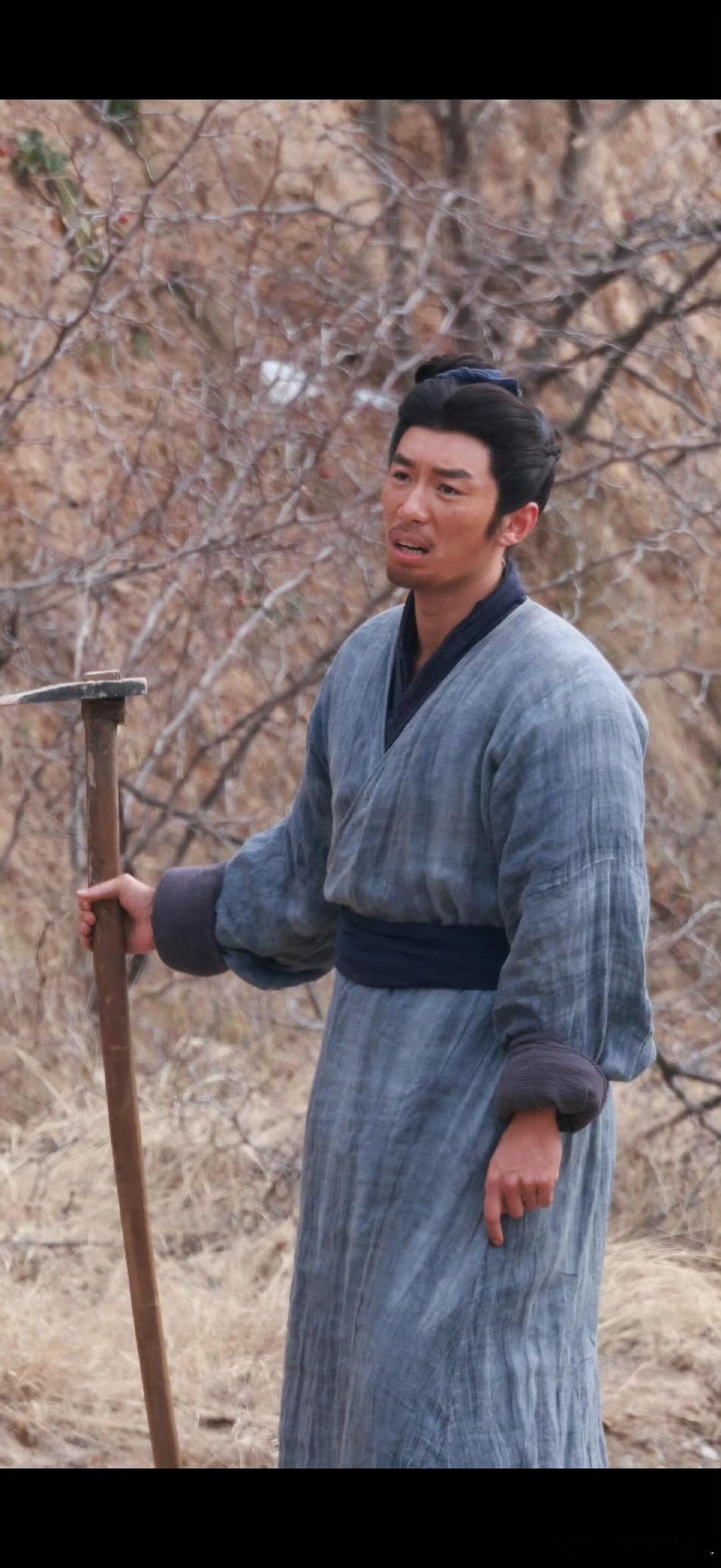 代旭裴轸失业后去挖土了代旭你怎么从霸总变身挖土的了。这就是演员的可塑性吗，演什