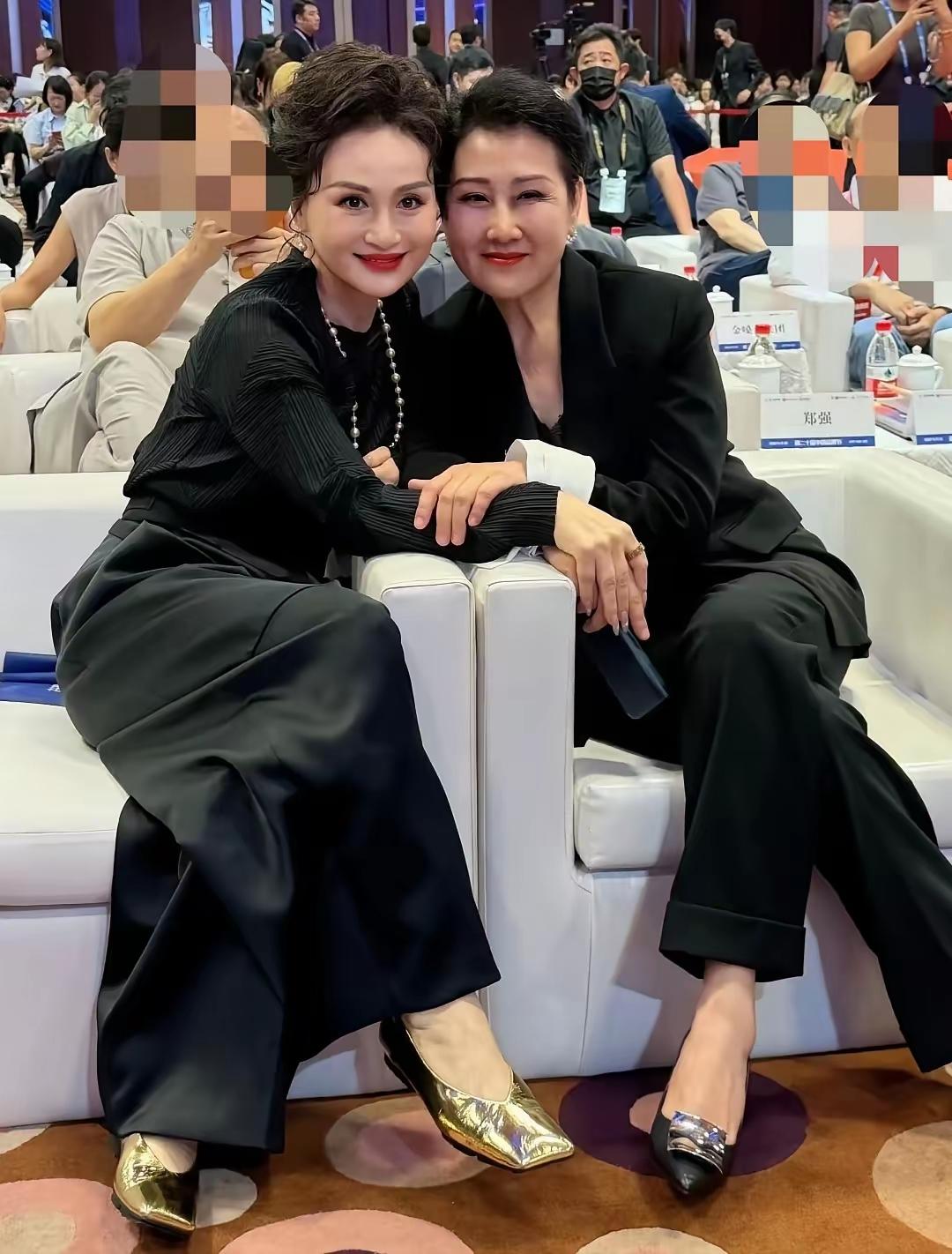 张凯丽旁边这个女人是谁啊？好美好漂亮好有气质啊！！！直接给我看傻了，好漂亮！真