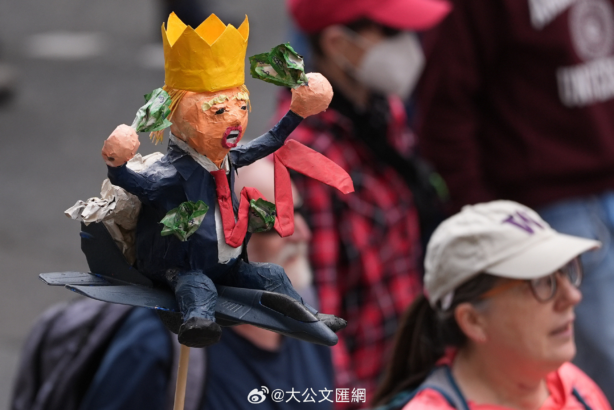 美国全国爆发反对特朗普政府集会特朗普好战引爆民愤　全美逾3000场示威。美国国内