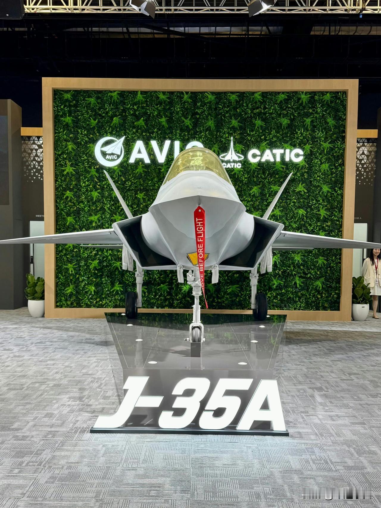 歼35A占了“C位”霸气参展，会有买家掏钱购买吗？这一次，新加坡航展，我们不