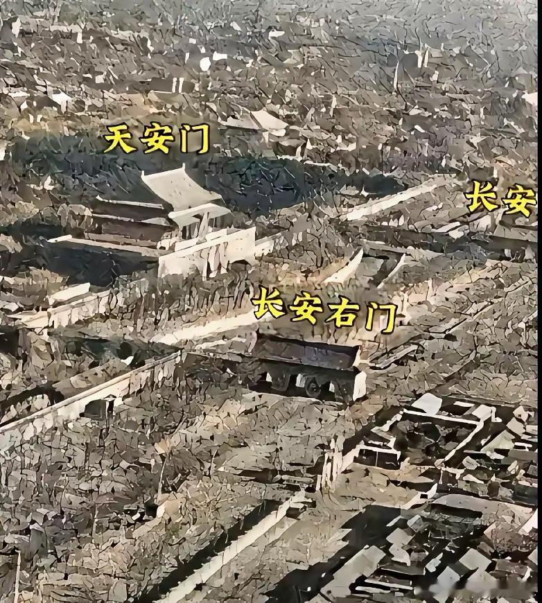 原来天安门前面的长安街，居然还有两道门啊，不看老照片，还真的不知道。​​​