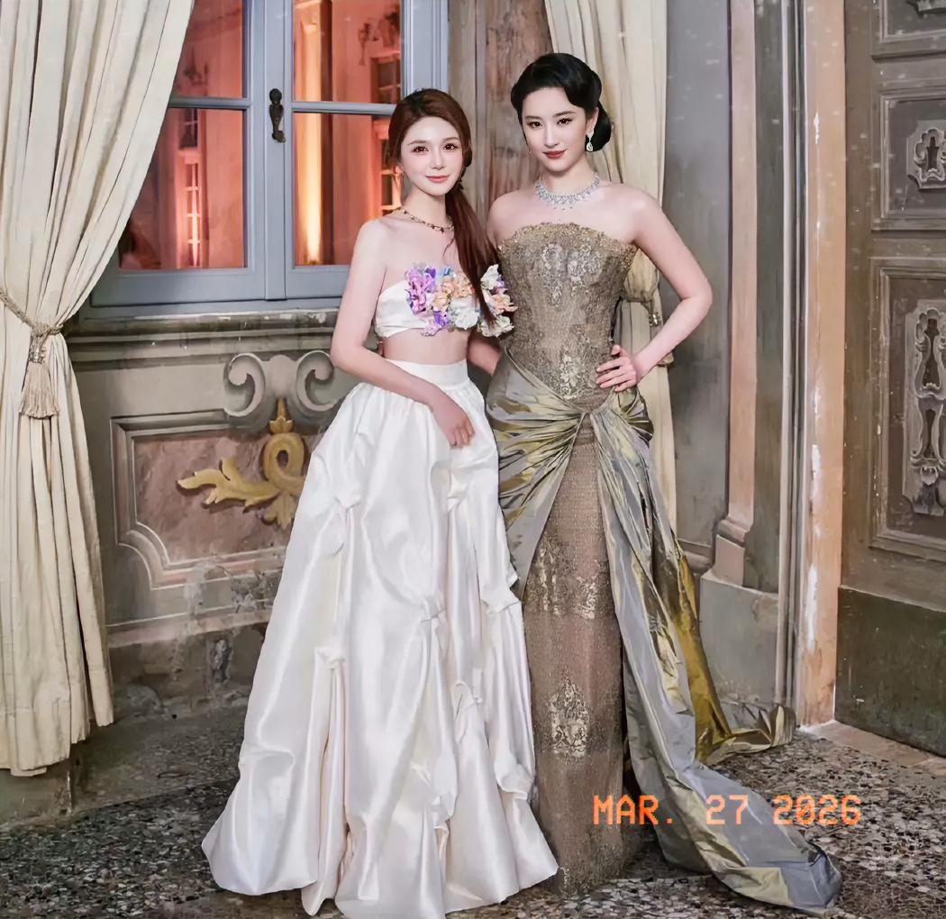 刘亦菲这张脸，在古堡里直接美成一幅画。但真正让我破防的，不是她的颜值，是她跟