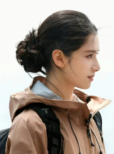 张婧仪张子枫咋这么像两姐妹，侧脸脸型都好看。
