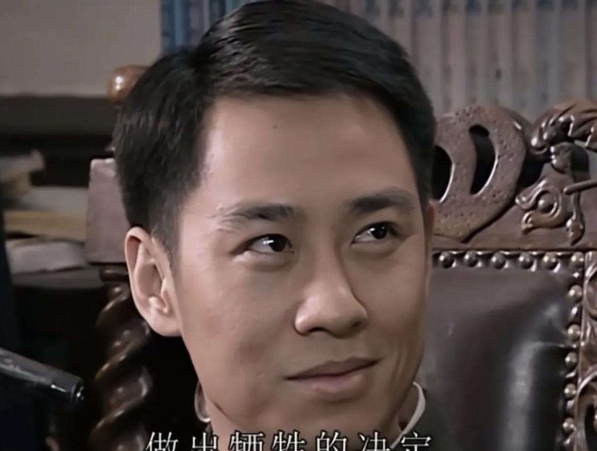 《潜伏》中有一个配角，他的信仰，他的牺牲，令人久久难以忘怀。剧中的余则成是顶着