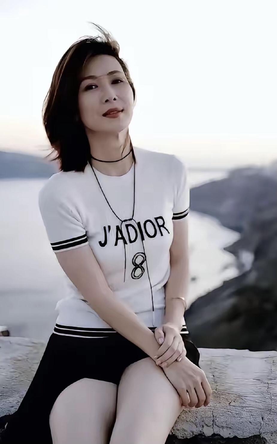 她曾经是最美的亮剑女神，皮肤好白又高又瘦，脸小比较上镜，脸部皮肤紧致，打扮的很
