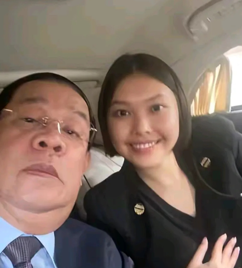 洪森和他那可爱的外孙女合影，这个外孙女是他大女儿洪玛娜所生，这女孩子圆圆的脸有点