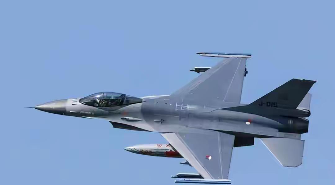 俄:什么情况F16又坠毁了中:怎么个事阿美摔飞机摔上瘾了啊美:这不是