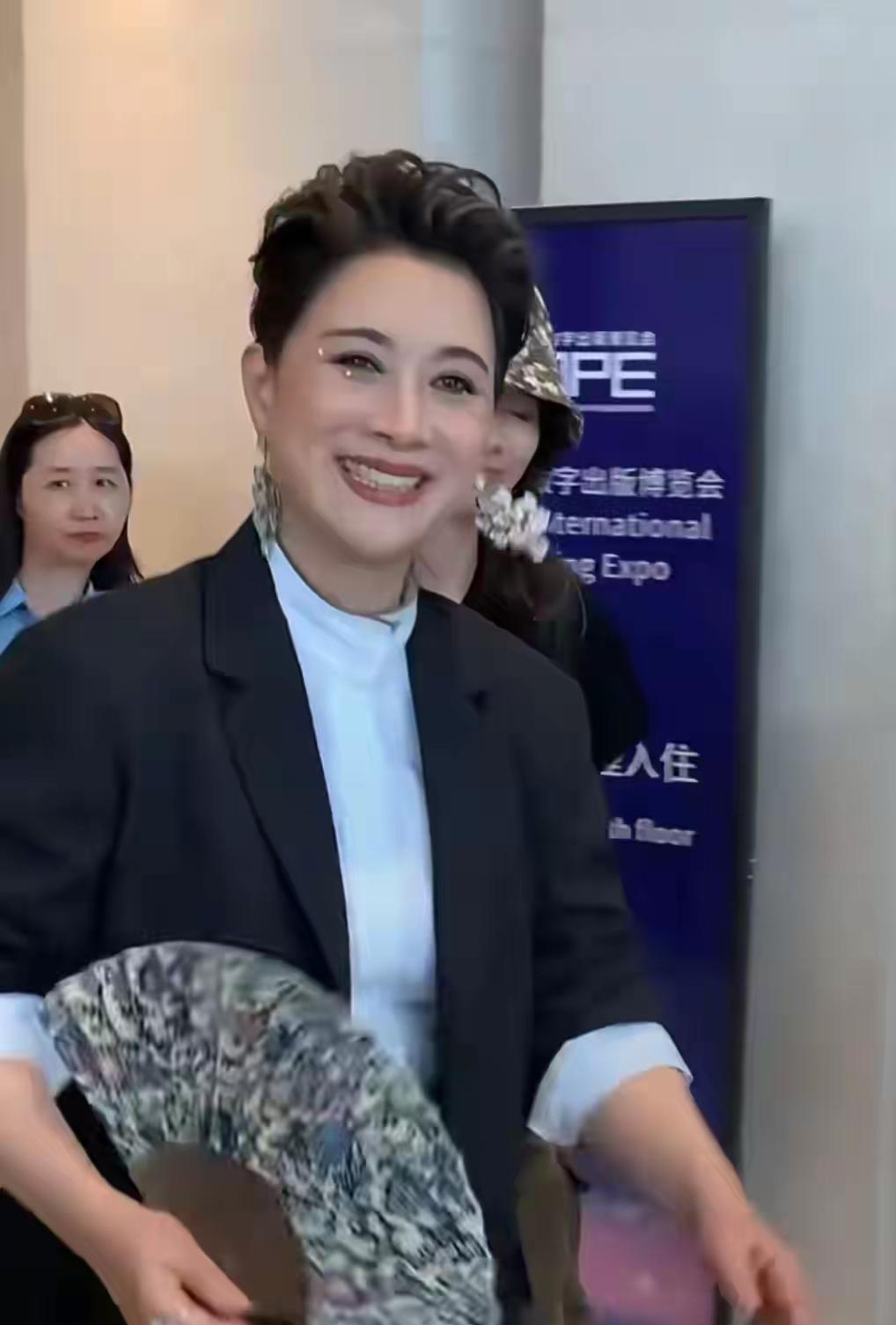 上周在郑州微博文化之夜，63岁的茅威涛一袭水墨长衫亮相，手持折扇演绎新剧目《侠客